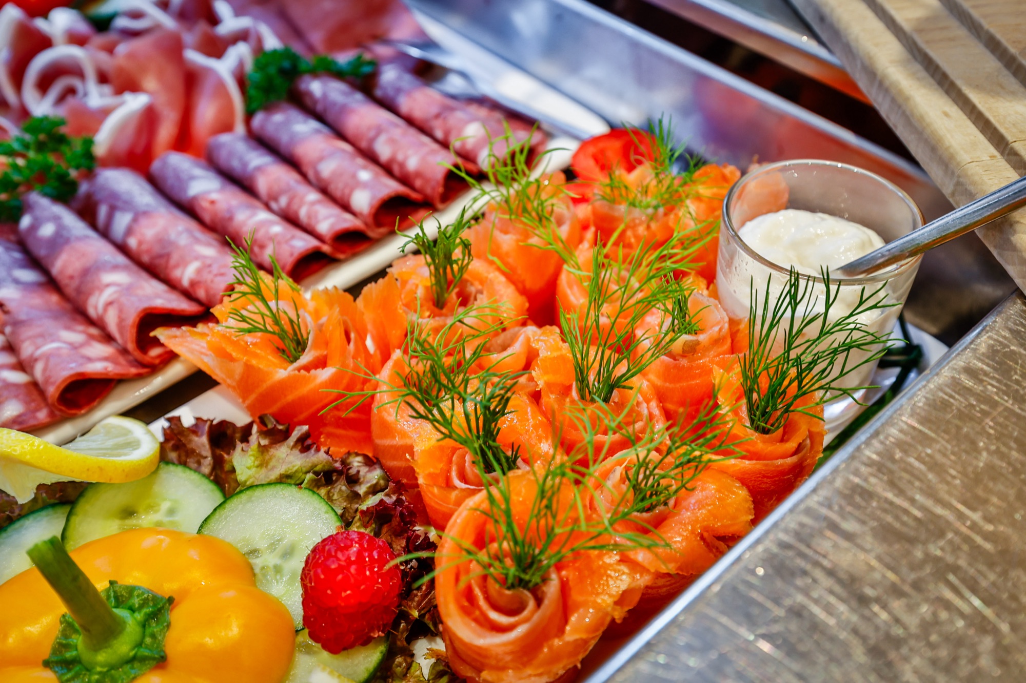 Lachsrosen und Aufschnitt am Frühstücksbuffet