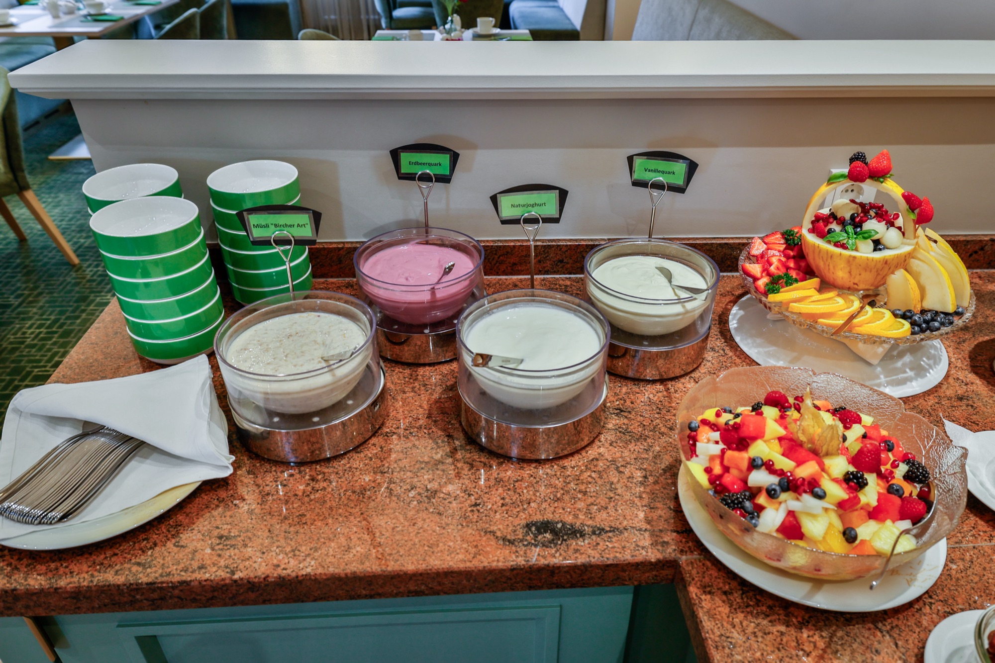 Müsli, Joghurt, Quark und Obstsalat am Buffet