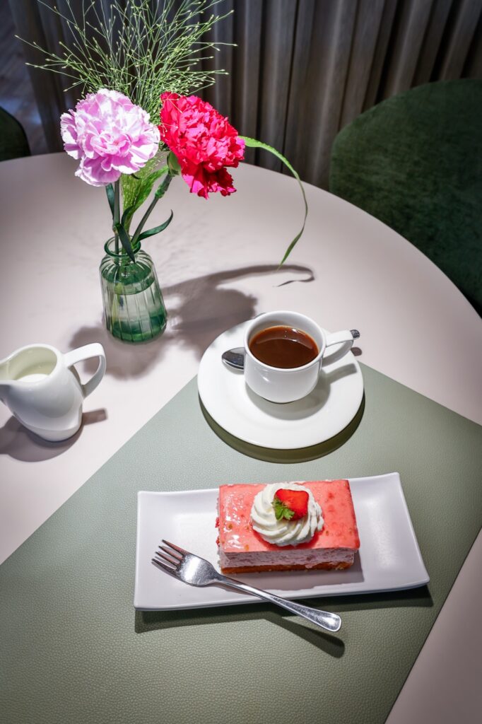 Erdbeerschnitte mit Kaffee am Nachmittag