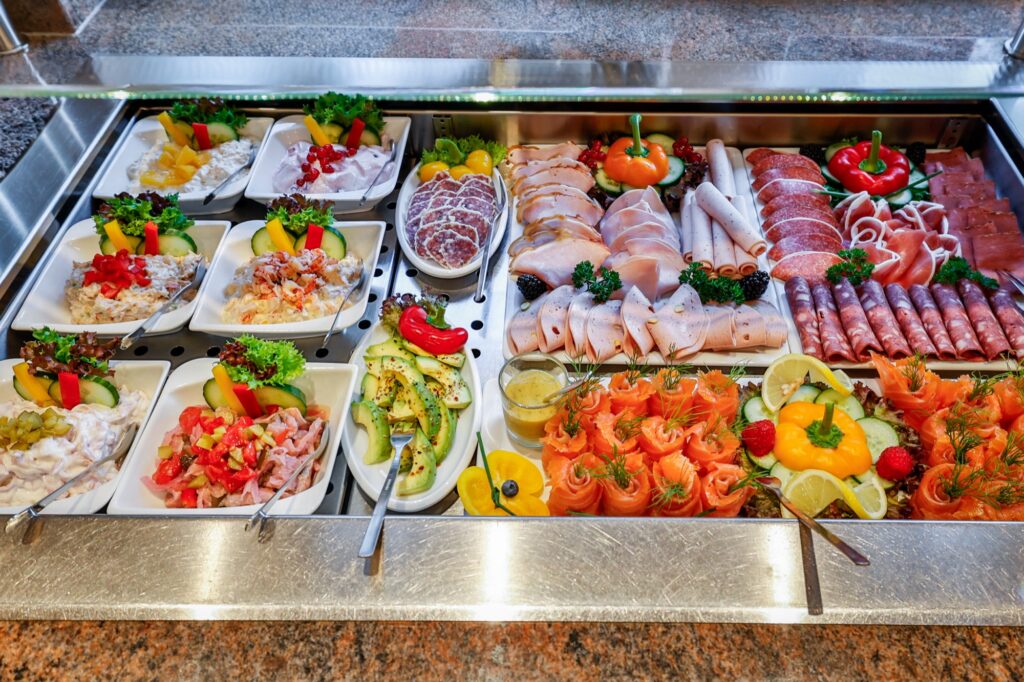 Frühstücksbuffet mit Salaten, Aufschnitt und Lachs