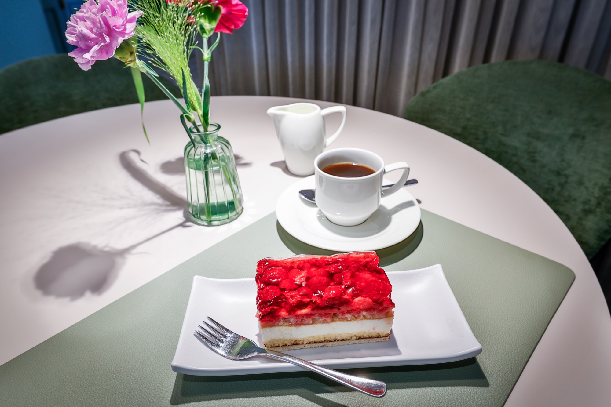 Himbeerschnitte mit Kaffee am Nachmittag