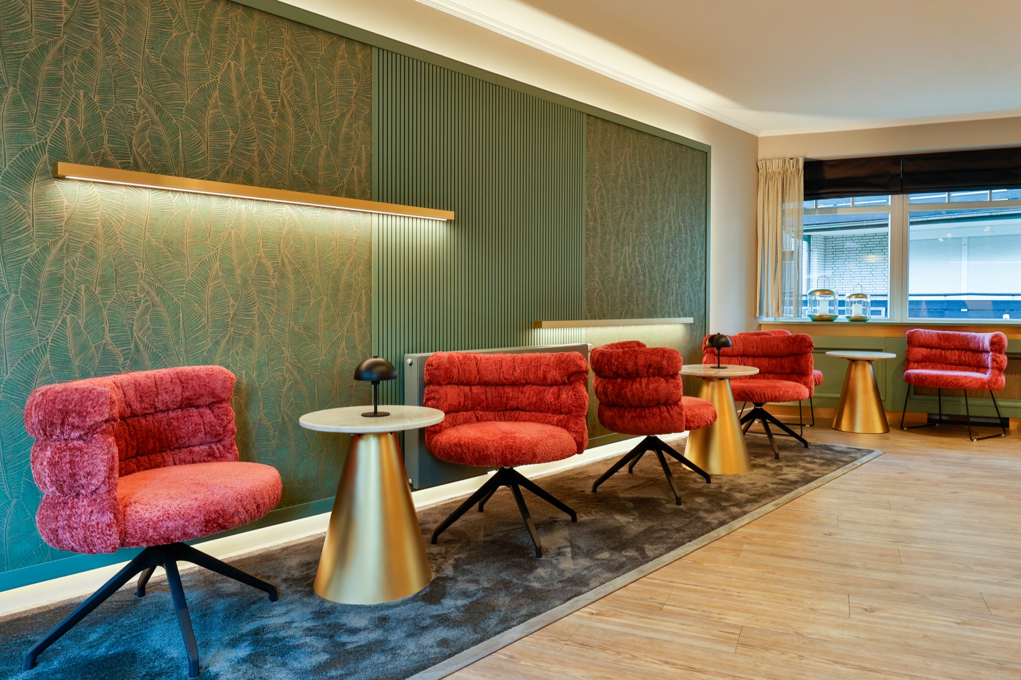 Lounge mit roten Sesseln