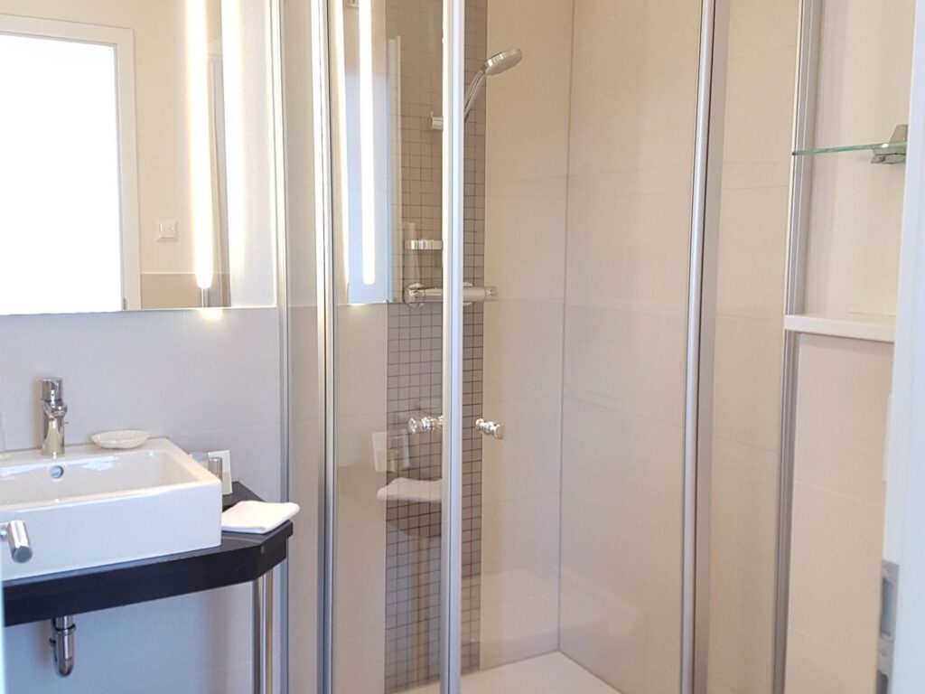 Duschbad im Einzelzimmer Maat 2
