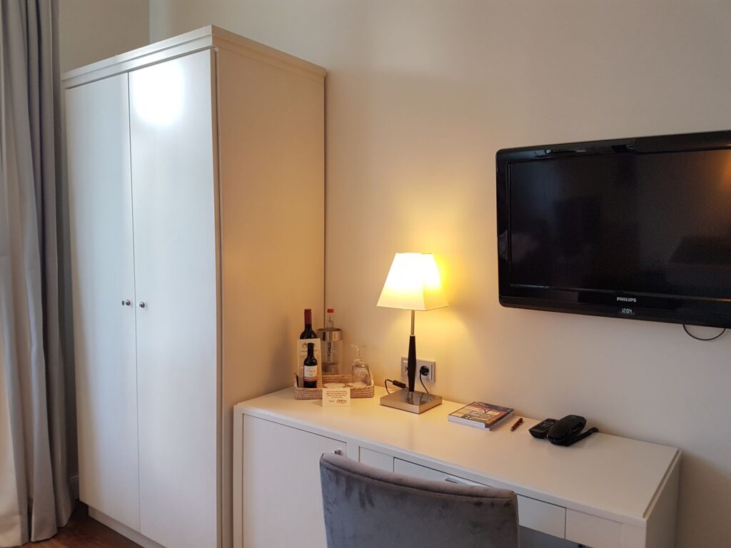 Schrank und Schreibtisch im Einzelzimmer Maat 2