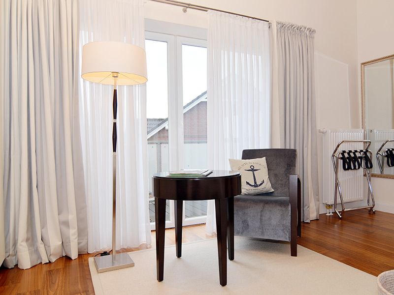 Sitzecke am Fenster im Einzelzimmer Maat
